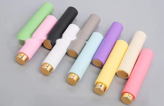 ขวดสเปรย์แบบหมุน 10 สี วางเรียงเอียง เห็นหัวสเปรย์สีทอง