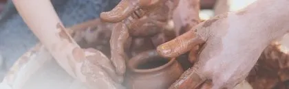 มือเปียกดินกำลังขึ้นรูปชิ้นงาน