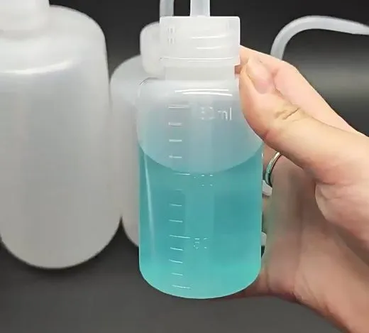 ขวดใส่ของเหลวสีฟ้า